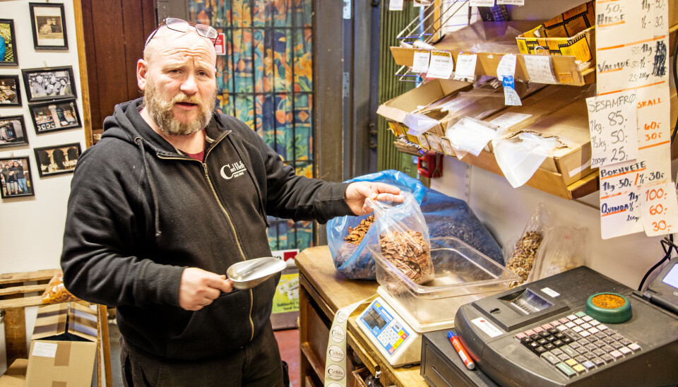 SELVGJORT ER VELGJORT: Hos Carl Heftye veier de ansatte nøttene selv, og lager egne nøttemikser. SELVGJORT ER VELGJORT: Hos Carl Heftye veier de ansatte nøttene selv, og lager egne nøttemikser.