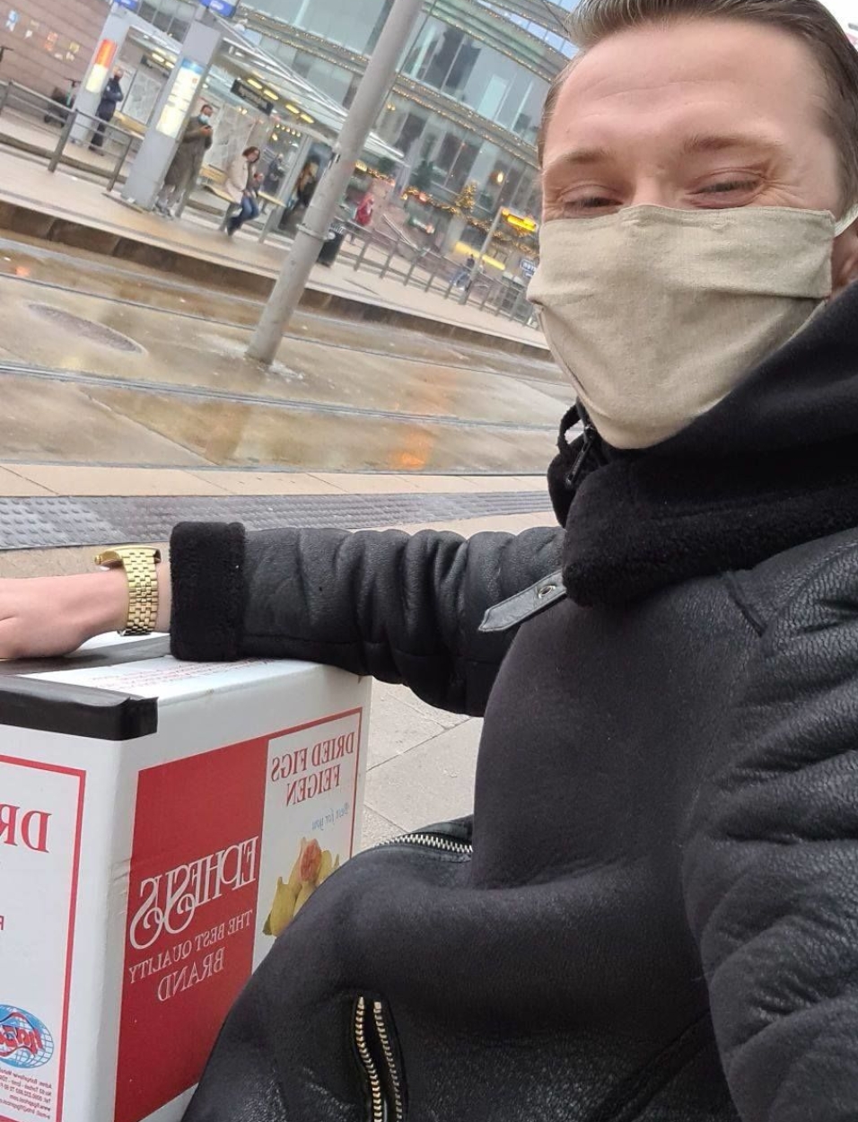Her er Bendik William Abel Belle på vei med peanøtter, valnøtter, tørket mango, paranøtter, makadamianøtter og fiken til en kunde på Frogner.