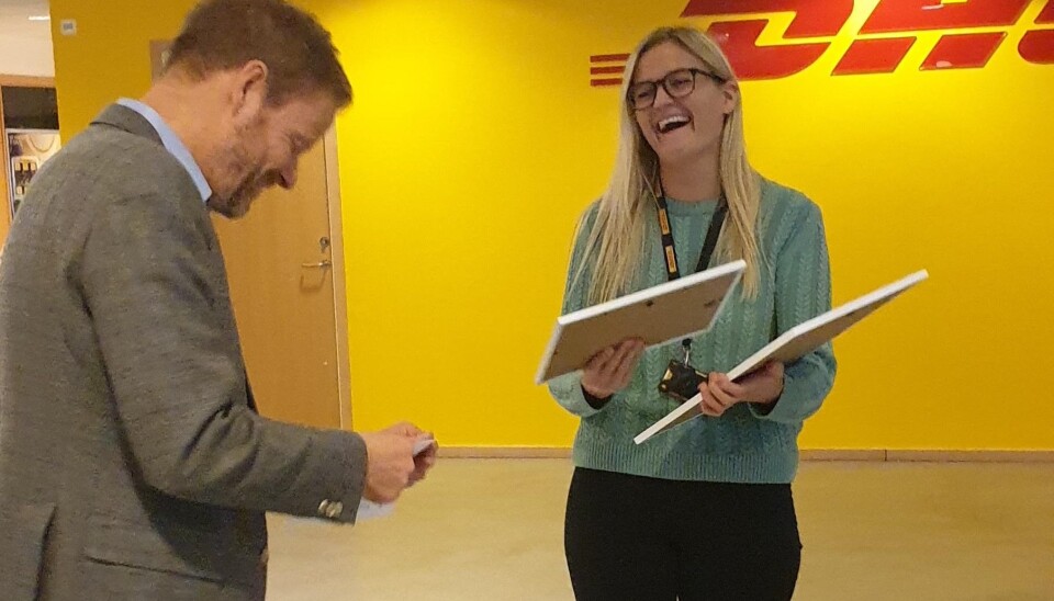 Onsdag mottok «Årets unge talent», Margrethe Bårdsen, diplom, blomster og en sjekk på 10.000 kroner fra NHO LT-sjef Are Kjensli i DHLs lokaler på Berger. Onsdag mottok «Årets unge talent», Margrethe Bårdsen, diplom, blomster og en sjekk på 10.000 kroner fra NHO LT-sjef Are Kjensli i DHLs lokaler på Berger.