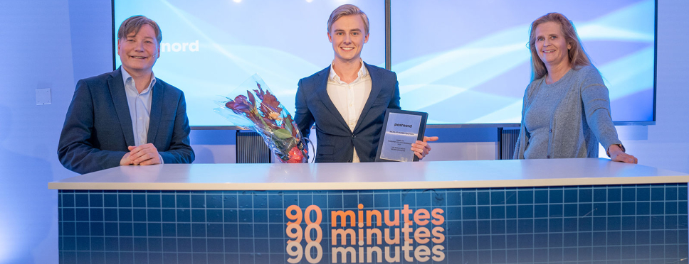 BESTE BACHELOR: Nichlas Huseby Botten mottok prisen for årets beste bacheloroppgave på vegne av gruppen. Her flankert av Ole A. Hagen fra PostNord og juryleder Eirill Bø.