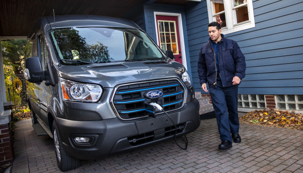 Ladingen skjer i grillen p¨å nye Ford E-Transit.