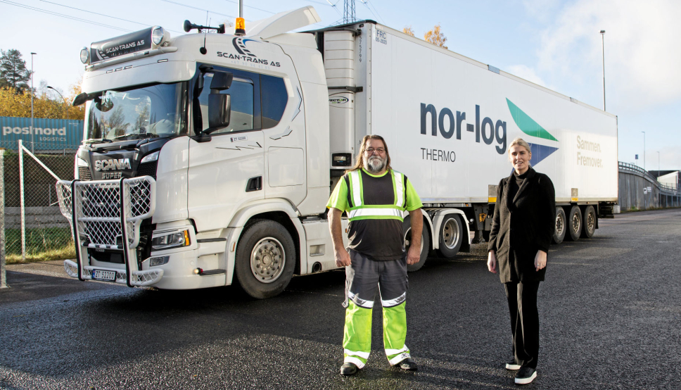 FLOTT EKVIPASJE: Sjåfør Jørn Karlsen er blant de første som får kjøre med nyprofilert Nor-log-trailer. Her sammen med salgs- og markedssjef Silje Steffensen i Nor-log Thermo.