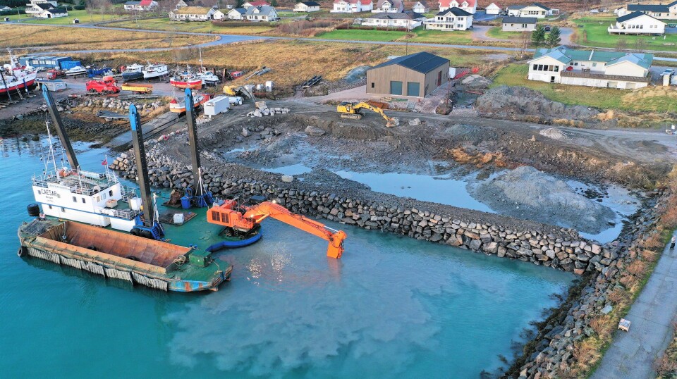 Arbeidet i Reipå havn er startet og skal pågå i to måneder.