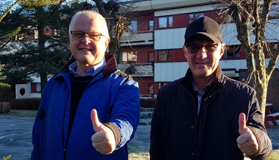 – Tommel´n opp. Det gjelder å ikke «legge seg ned» selv om det har vært, og er, dystre dager, sier Birger Solvang (t.v.) og Tom Skipping.