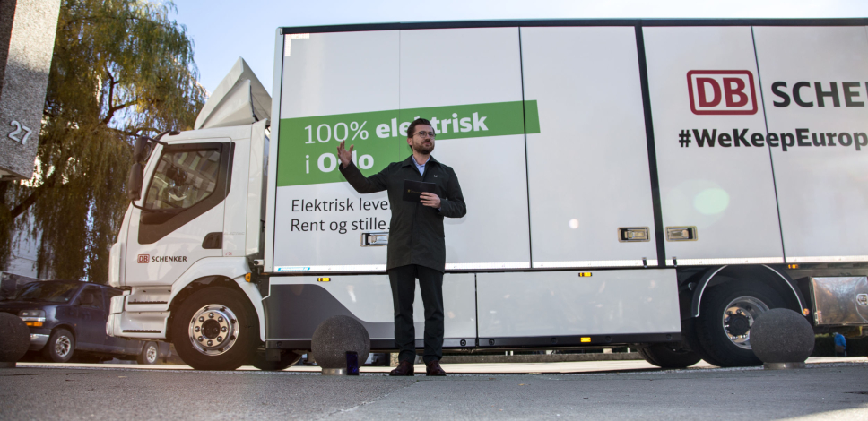 VIKTIG JOBB: Klima- og miljøminister Sveining Rotevatn jobber i høst intenst med regjeringens klimaplan for 2030. Her får han noen tips fra Erling Sæther.