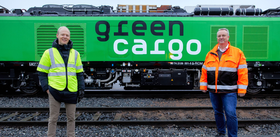 Den nye lokomotivet tar godstrafikken et betydelig skritt framover. Her med Oskar Stenstrøm (til venstre) i Bane Nor og Bengt Fors i Green Cargo.