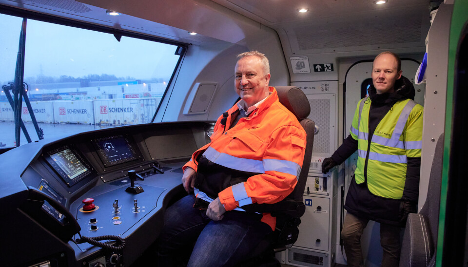 Oskar Stenstrøm (til høyre) i Bane Nor og Bengt Fors i Green Cargo om bord i det nye lokomotivet.