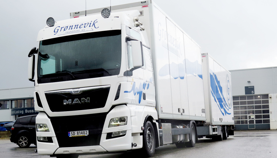 FISKETRANSPORT: Grønnevik Transport AS er en av flere aktører innenfor transport av fisk. Dette bildet ble tatt da bedriften kjøpte en ny MAN 18.440 LL-U. . Bilen benyttes til transport av fiskekasser fra fabrikk på Bømlo, og den har plass til 1600 fiskekasser.