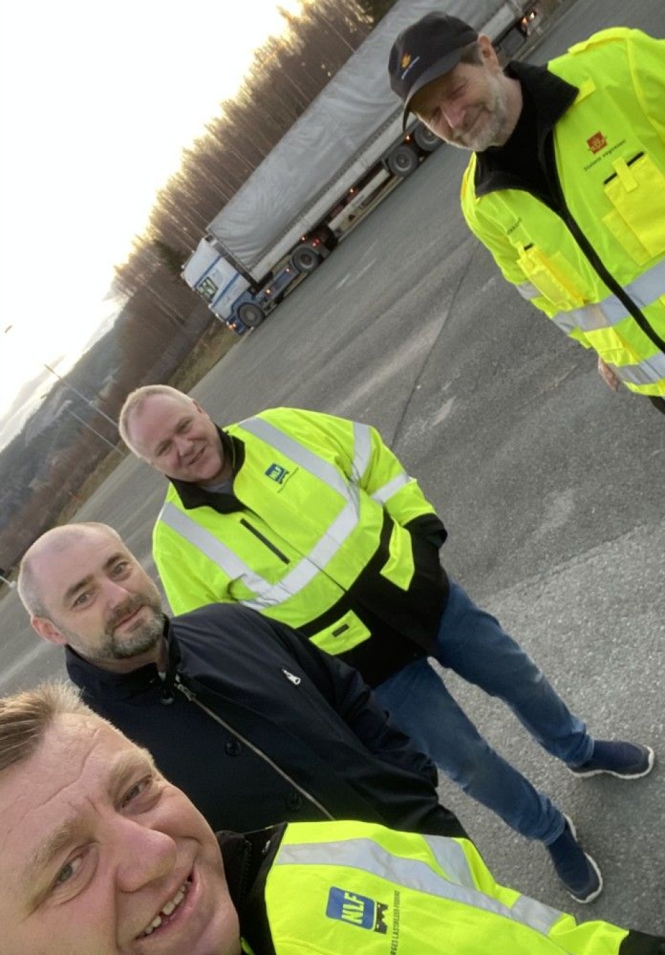 Administrerende direktør Geir A. Mo i NLF, administrerende direktør Robert Eriksson i Sjømatbedriftene, regionsjef Trøndelag Roar Melum i NLF og fagleder Jan Ivar Moen i Statens vegvesen jubler over at bransjestandarden er signert. Her fra Statens vegvesens kontrollstasjon på E6 Malvik i Trøndelag. Foto: NLF