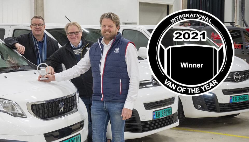 Vinnere: Stian Gihle, pr. sjef i Peugeot (f.v.), PSAs varebilsjef, Roy Erik Johnsen og Stein Pettersen, pr. sjef i Opel og Citroën med trofeét som viser at Citroën e-Jumpy, Opel Vivaro-e og Peugeot e-Expert er årets varebil i Europa 2021. De elektriske 1-tonnerne fra PSA har tatt Norge med storm og importøren opplyser at de allerede har over 1200 ordre på bilene.