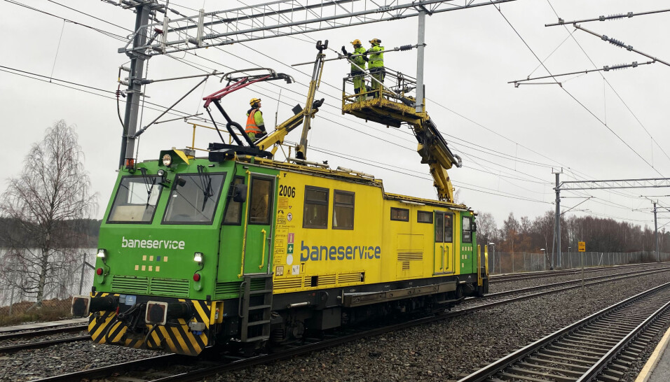 • Baneservice med arbeid i kontaktledningsanlegget ved Årnes stasjon forrige uke. (Foto: Glenn Lund/Bane Nor). • Baneservice med arbeid i kontaktledningsanlegget ved Årnes stasjon forrige uke. (Foto: Glenn Lund/Bane Nor).
