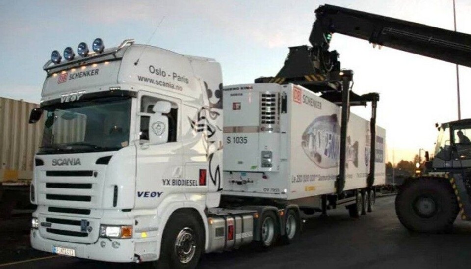 Transportbrukere og bedrifter er normalt avhengige av transportkjeder hvor en kombinerer transportmidler. For eksport av sjømat ut av landet bruker man ofte bil for å komme til jernbaneterminal, før semihengeren settes på toget. Foto: Per Dagfinn Wolden
