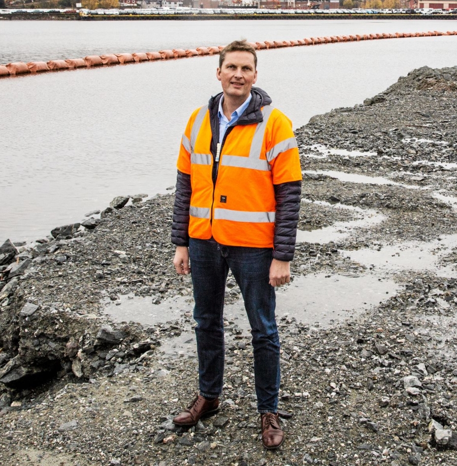 FORNØYD OG OVERRASKET: Assisterende havnedirektør ved Drammen havn, Ivar Vannebo er både overrasket og svært fornøyd med at det bare ble 2,8 prosent reduksjon i antall biler losset ved Drammen havn i «Covid-året» 2020.