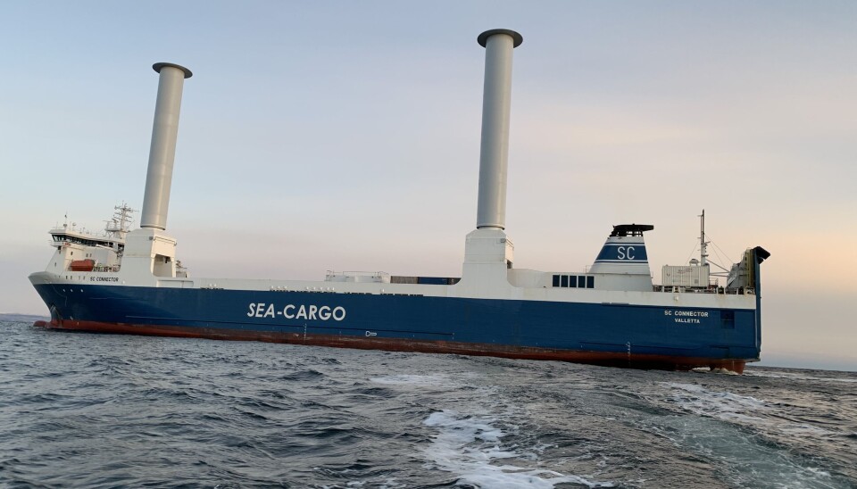 Rotorseilene kan ved behov legges ned, slik at skipet kan passere under lave broer. Rotorseilene kan ved behov legges ned, slik at skipet kan passere under lave broer.