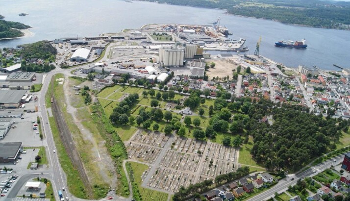 Den såkalte Sika-tomta er området som ligger brakk mellom gravlunden og veien like nord for Larvik Havn. Den såkalte Sika-tomta er området som ligger brakk mellom gravlunden og veien like nord for Larvik Havn.