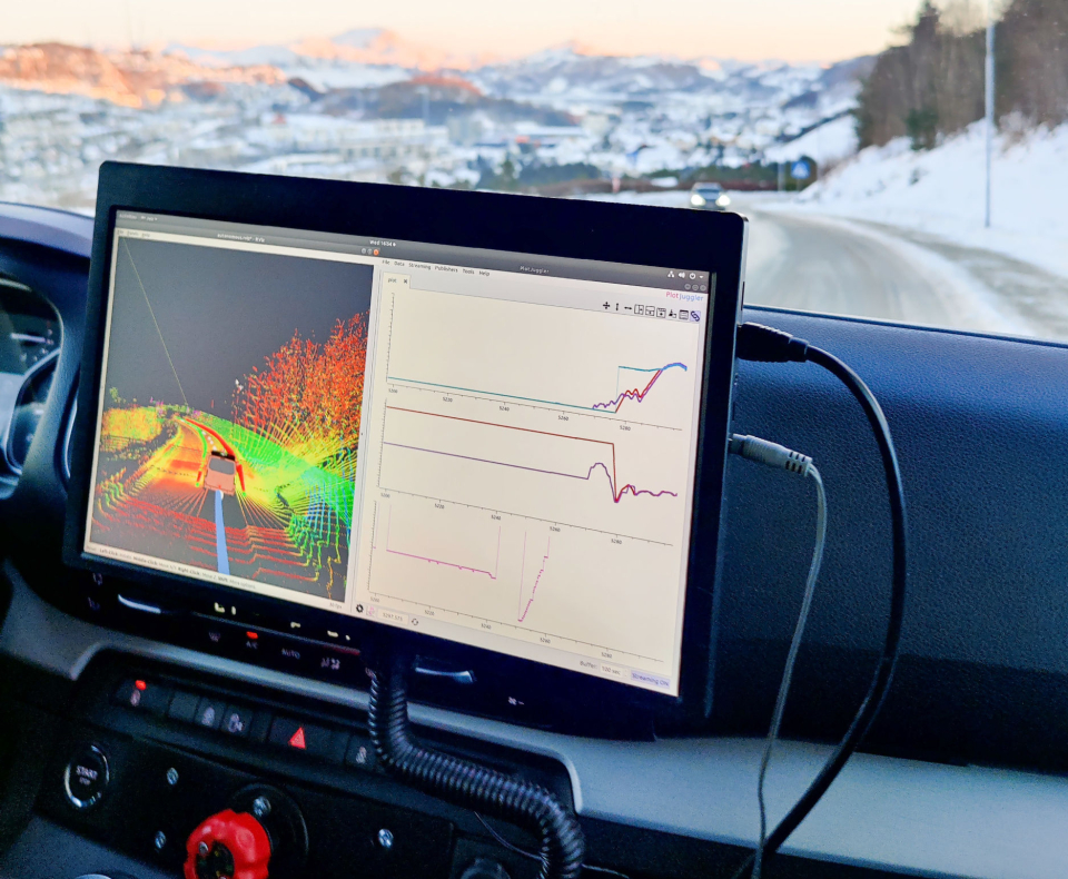Skjermen inne i bilen formidler systemets status til sikkerhetsføreren. Bildet til venstre er skapt av flere LiDAR-sensorer, og gir føreren mulighet til å følge med på at systemet fungerer som det skal. Grafene til høyre beskriver hvilke kommandoer systemet sender til kjøretøyet, og hva kjøretøyet foretar seg.