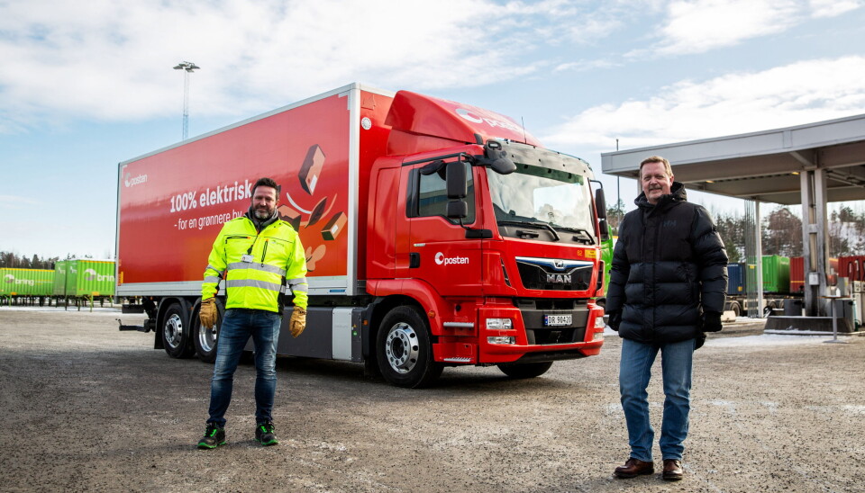 Fra venstre: Hans-Øyvind Ryen, konserndirektør for Nettverk Norge Posten og Lars B. Sand salgsdirektør for MAN Truck & Bus Norge.