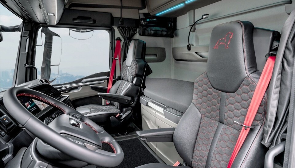 Interiør i grått med røde detaljer.