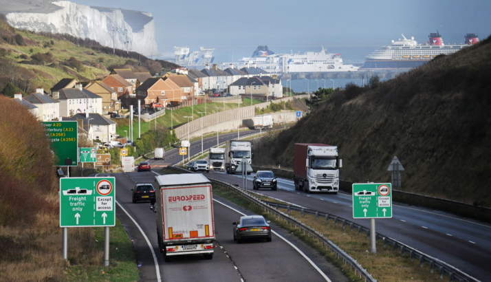 EN NY VERDEN: Import og eksport til og fra Storbritannia er ikke så enkelt som før. Her fra veien til fergeterminalen i Dover.