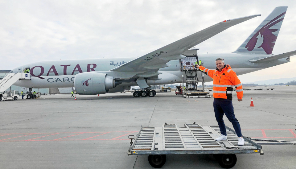 Cargodirektør i Avinor, Martin Langaas, kan glede seg over fortsatt vekst i sjømateksport med fly. Her med et fly fra den største aktøren på flyplassen, Qatar Cargo.
