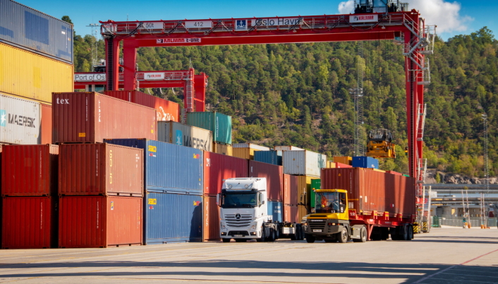 I gjennomsnitt er det rundt 500 lastebilbevegelser i døgnet ved containerhavna i Sjursøya.