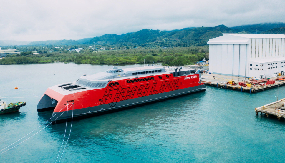 Fjord Lines splitter nye katamaran, som skal hete Fjord FSTR, har blitt sjsatt fra Austals skipsverft p Filippinene.