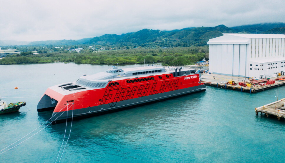 Fjord Lines splitter nye katamaran, som skal hete Fjord FSTR, har blitt sjsatt fra Austals skipsverft p Filippinene. Fjord Lines splitter nye katamaran, som skal hete Fjord FSTR, har blitt sjsatt fra Austals skipsverft p Filippinene.