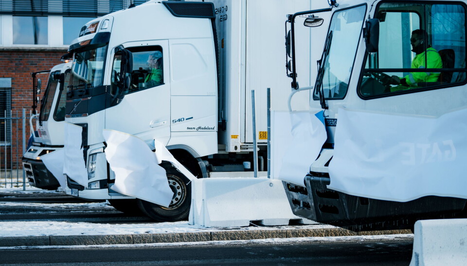 Startskudd på Alnabru: På Alnabru ble starten på reisen mot automatiserte terminaler markert en solfylt dag i februar. De største godskundene, Bring, PostNord og DB Schenker, kjørte biler gjennom porten som nå er automatisert, etter klarsignal fra direktør for godstrafikk Oskar Stenstrøm. Startskudd på Alnabru: På Alnabru ble starten på reisen mot automatiserte terminaler markert en solfylt dag i februar. De største godskundene, Bring, PostNord og DB Schenker, kjørte biler gjennom porten som nå er automatisert, etter klarsignal fra direktør for godstrafikk Oskar Stenstrøm.