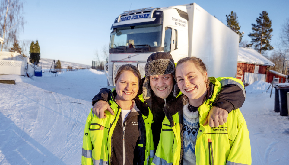 AMILIEBEDRIFT: Døtrene Anette (t.v.) og Trude har alltid jobbet sammen med pappa Trond Johnsen. Sammen har de fokusert på både kjørestil og tomgangskjøring. Det har bedret resultatene betydelig.