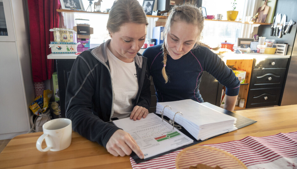 TALLENE: Hver måned kommer rapportene om forbruk og kjørestil fra Volmax. Anette (t.v.) og Trude Johnsen er nysgjerrige på hvem som kjører best.