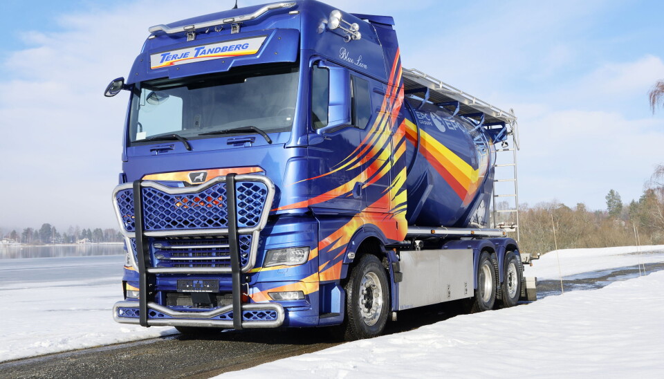 Til Sverige: Terje Tandberg Transport har valgt å eksportere nybilen til Sverige hvor de har fire biler gående i transport av eksplosiver.
