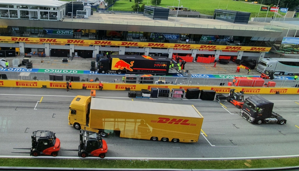 Det er en enorm logistikkjobb når Formel 1-sirkuset ankommer og forlater en racerbane. Her fra Østerrikes Grand Prix på Red Bull Ring i Spielberg.