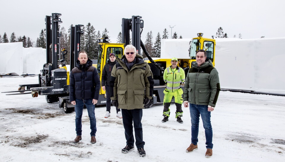 TRIPPELLØFT: 12-tonneren løfter firetonneren som løfter palletrucken til ære for fotografen. Fra venstre: daglig leder i Bakke AS, Didrik Røhmer, fabrikksjef Daniel Jørgensen, Materialhåndterings grunnlegger Jørund Woll, sjåfør Bjørn Vidar Bråten og salgssjef Jan Over Ekerhaugen hos Materialhåndtering.