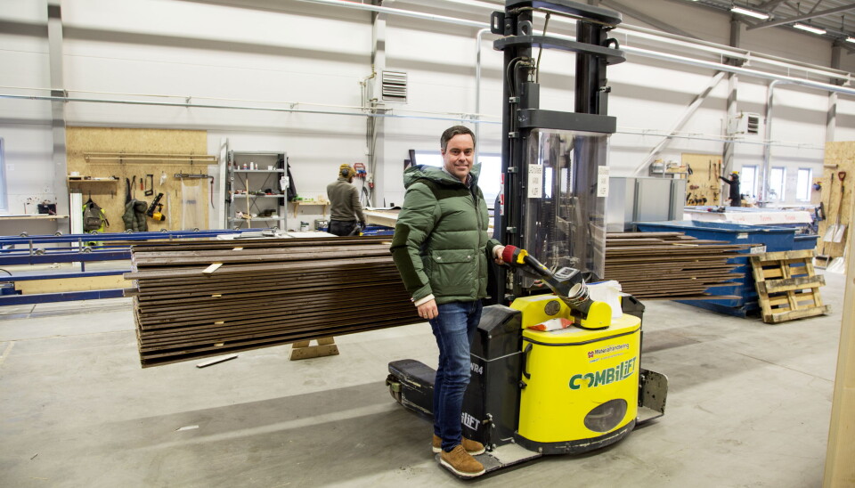 ELEGANT LØSNING: Inne i fabrikken bruker Bakke en Combilift WR4. Den kan frakte lange lass sidelengs og har påmontert spesialbygde ståplattformer på siden. Alt for å øker sikkerheten i produksjonen, forteller Jan Over Ekerhaugen hos Materialhåndtering.