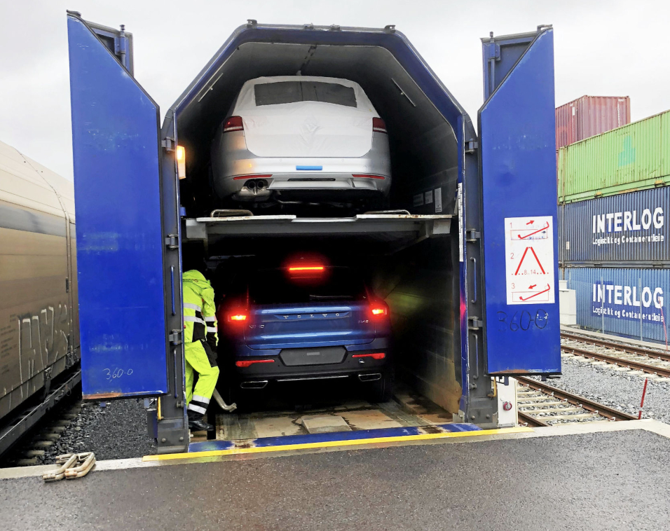Mye av biltransporten fra Drammen Havn, Norges største importhavn for biler, skjer med tog, men havna ønsker muligheter til å også sende containere og semitrailere med tog fra Holmen.