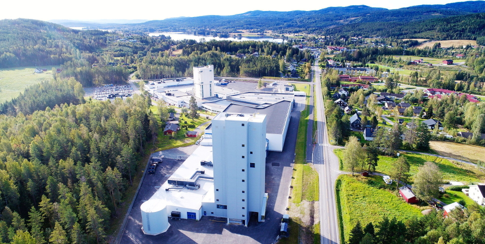 STORE INVESTERINGER: Det er tydelig at ledelsen i Mapei-konsernet har tro på sitt norske datterselskap. Nylig er fabrikken på Sagstua bygget ut for 160 millioner kroner.