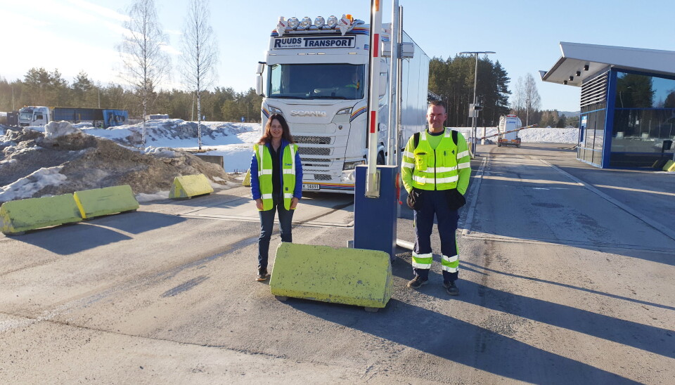 VIKTIG RESSURS: Normalt tar Mapei godt vare på sjåførene med så vel pauserom som dusj- og toilettmuligheter, kaffe mv. Men i koronatider har også sjåførene måtte bli sittende i bilen og ikke kunne bistå med lossing, lasting eller ta seg en pause inne på bedriften, sier Lene Hammeren, her sammen med sjåfør Edvin Grinden fra Ruuds Transport AS