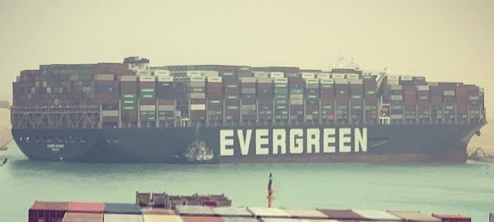 Her blokkerer skipet Suezkanelen