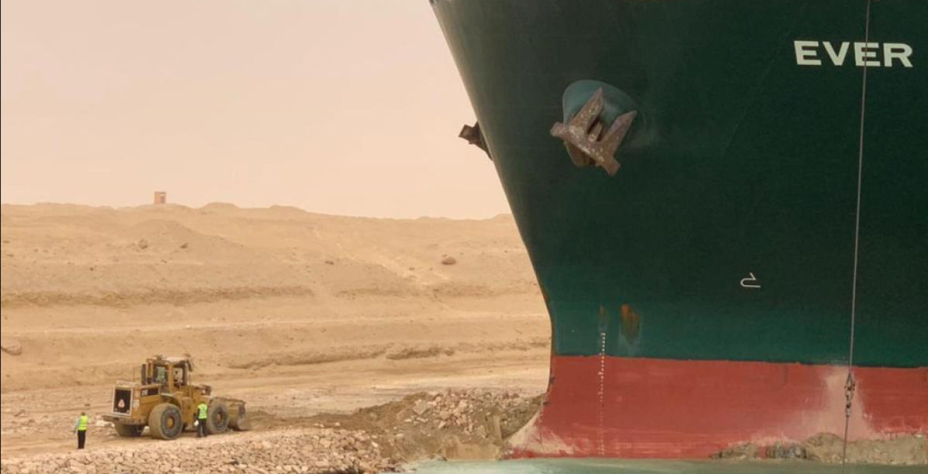 Det jobbes både til lands og til vanns for å få løs skipet.