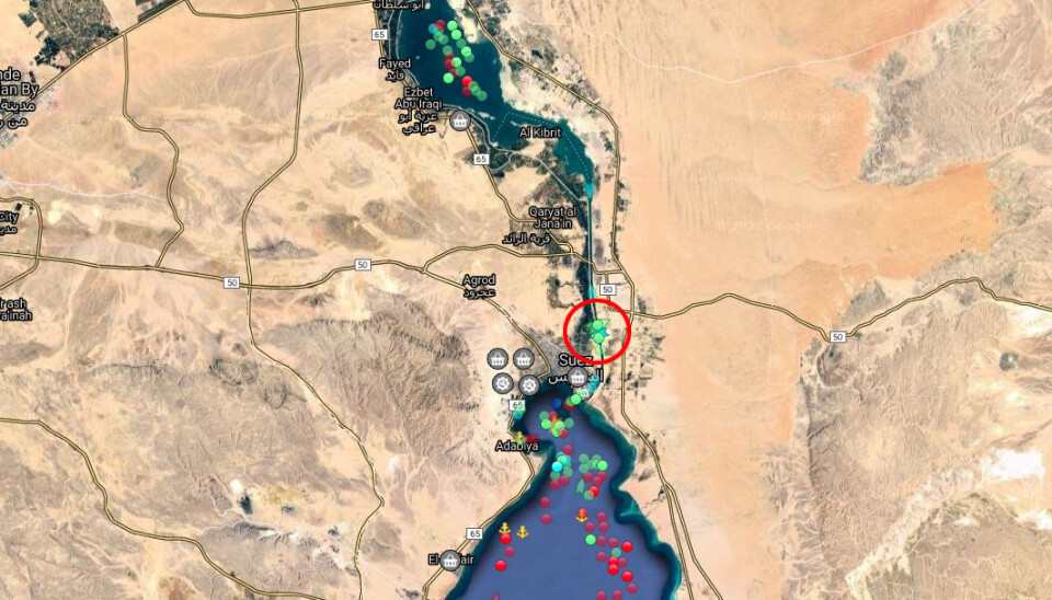 Skipstrafikken hoper seg opp både nord og syd for havaristen.