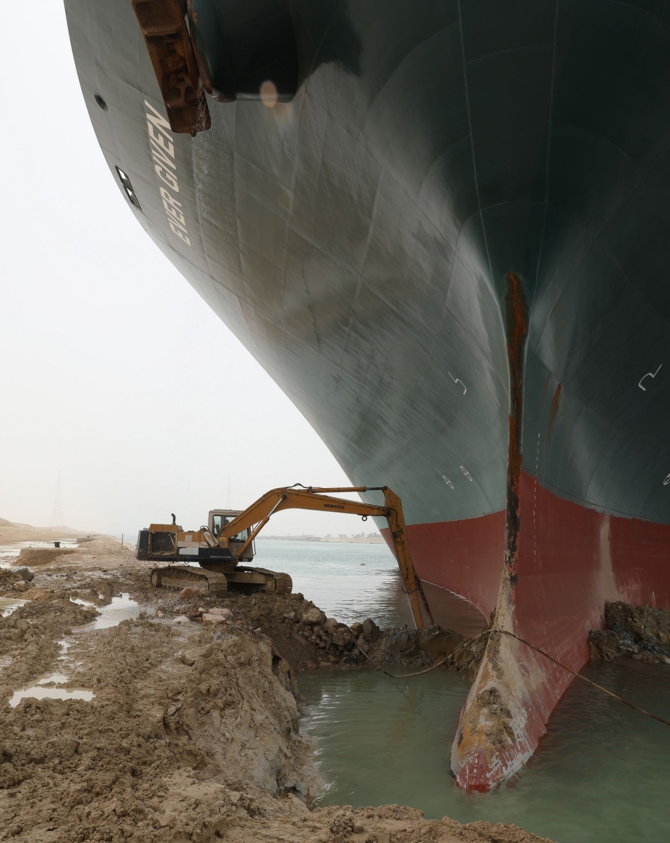 Det jobbes også fra landsiden med å få løs skipet.