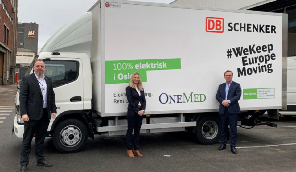 GODT SAMARBEID: DB Schenker er transportleverandør for OneMed, med fokus på utslippsfrie løsninger. Her fra 2021 da OneMed vant en tidligere kontrakt. Fra venstre: Peter Stangeland, tidligere markedsdirektør Schenker, Vibeke Vaagland, tidligere KAM Schenker, og Jan Knoph, administrerende direktør i OneMed.