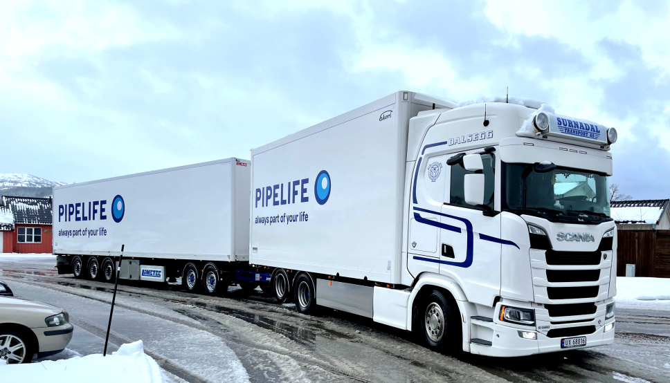 - Endelig konkurrerer vi på samme vilkår med utlandet når det gjelder transport, sier en glad og lettet adm. Sigmund Aandstad i Pipelife Norge. Nå ruller modulvogntog ut fra fabrikken i Surnadal etter at en reglendring gjorde dette mulig fra og med 1. april 2021.