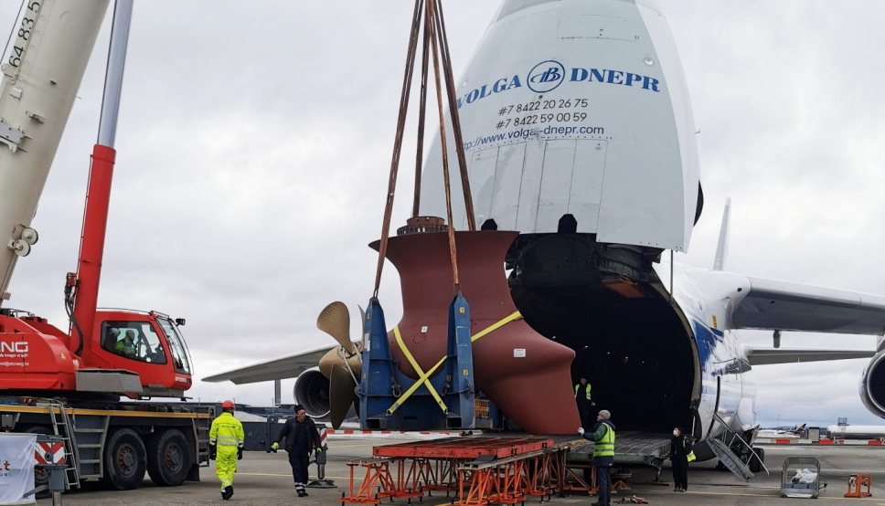 PROPELL I LUFTEN: En ukrainsk Antonov AN-124 møtte opp på Gardermoen før påske for frakte en Azipull Thruster fra Kongsberg Maritime til India.