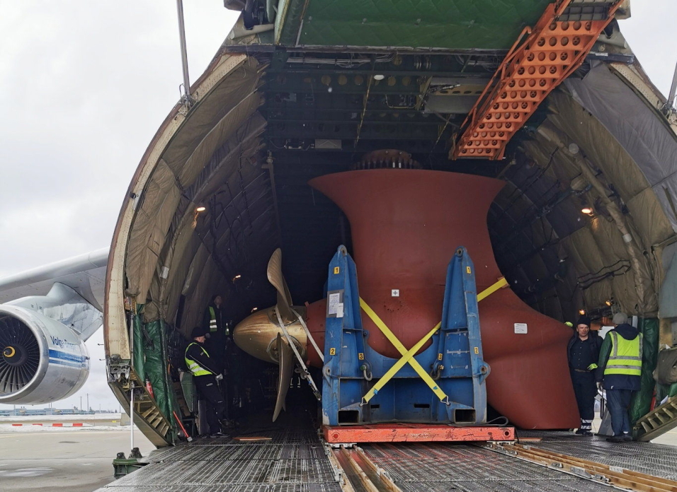 TRENGER PLASS: Thrusteren er såpass stor at de fleste fly ikke har mulighet til å ta den om bord. Antonov-en er romslig nok.