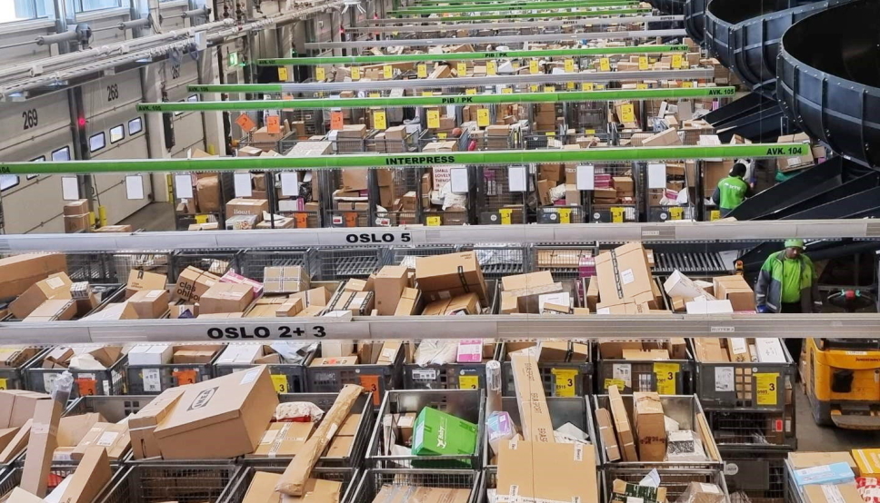 Det er travelt som i julestria på Posten og Brings logistikksenter i Oslo.