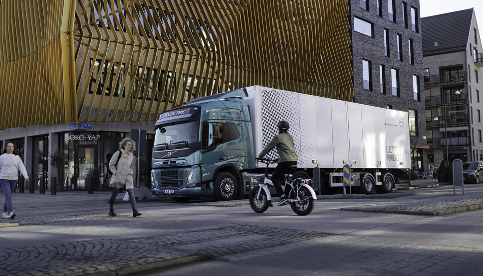 Det er slutt på den tiden da elektriske biler og lastebiler var for spesielt interesserte. Nå er elektrisk transport «mainstream», mener Volvo.