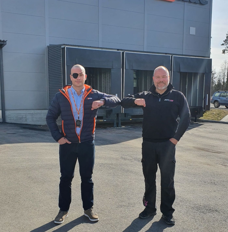Eier av iTide, Fredrik Voldstad (til venstre) og daglig leder i DørDør AS, Paul Olav Raade forsegler avtalen med en albue.