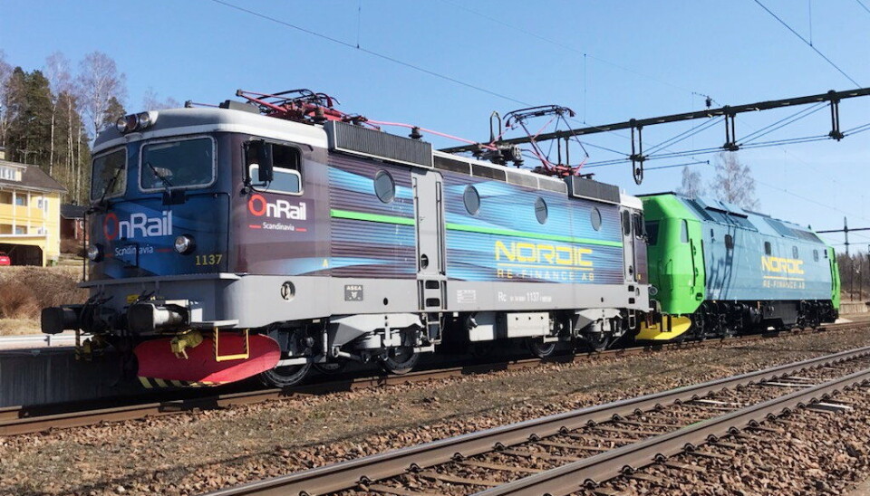To av Onrails nye lokomotiver som skal trekke gods Raumabanen. Foran elektriske Rc4, mens bak står dieselloket TMe som skal trafikkere opp og ned Romsdalen.