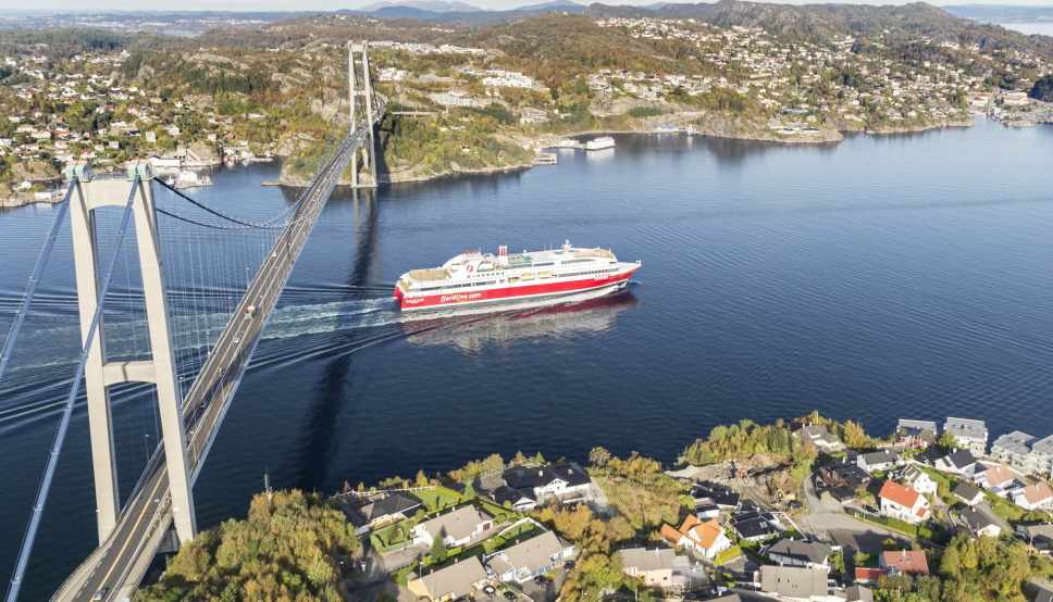 MS Bergensfjord på vei under Askøybroen. Nå blir det igjen mulig å sende trailere sjøveien mellom Bergen og Stavanger med Fjord Line.